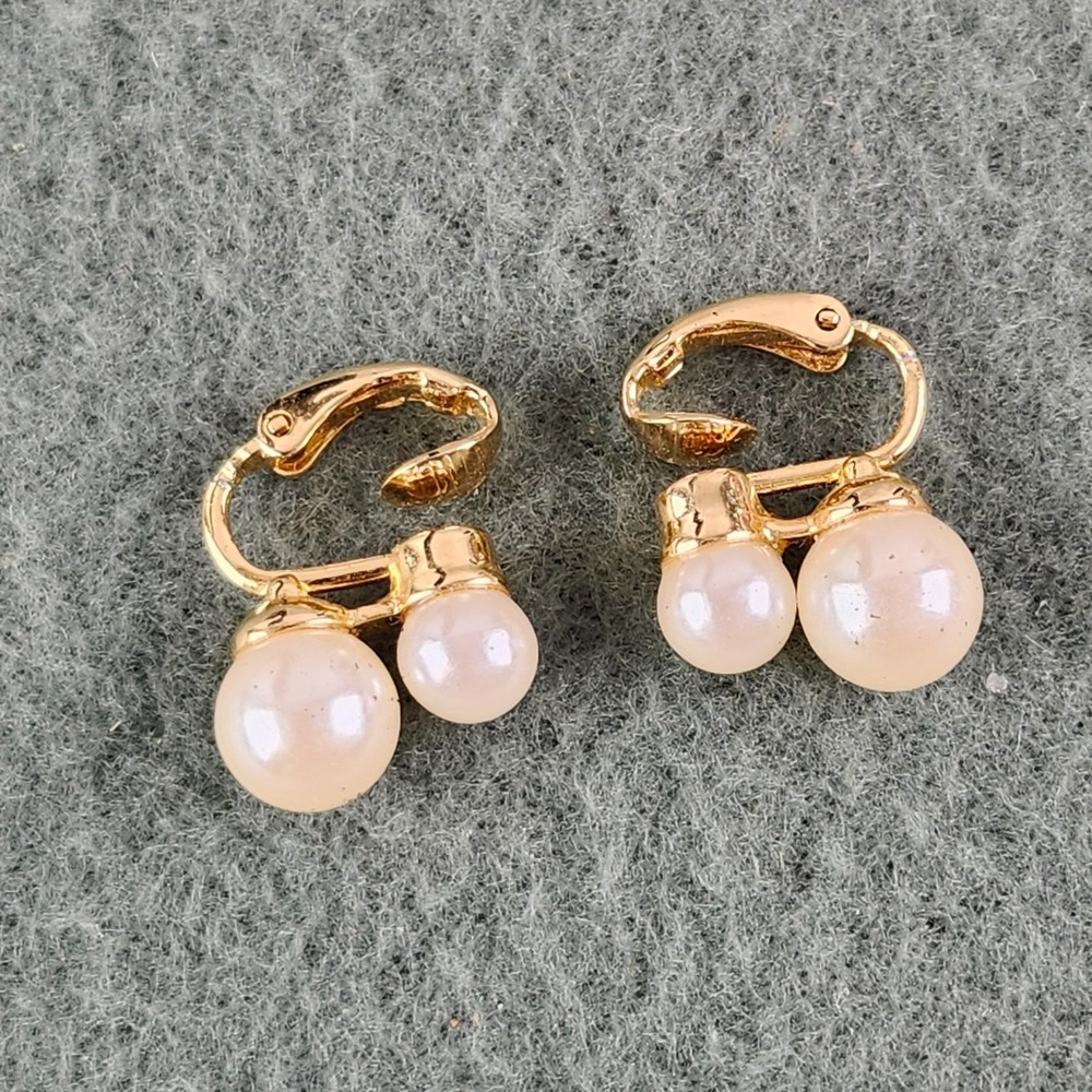 VINTAGE GOLD TONE CLIP ON EARRINGS GOLD WITH FAUX PEARLS